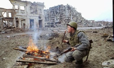 Ruský voják v troskách čečenské metropole Groznyj (1995) (ČTK/AP)