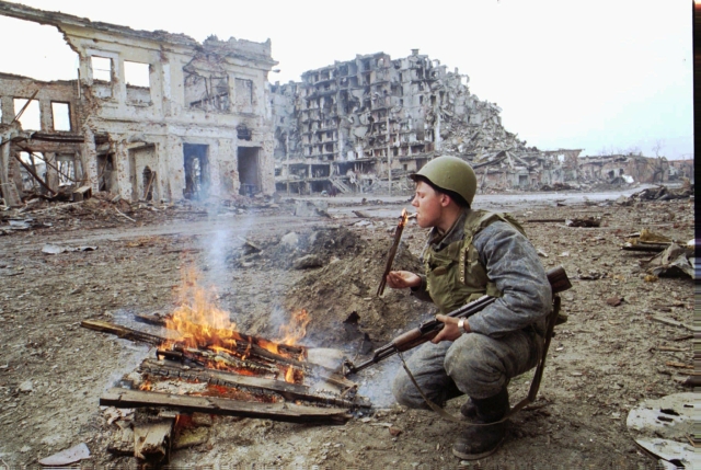 Ruský voják v troskách čečenské metropole Groznyj (1995) (ČTK/AP)