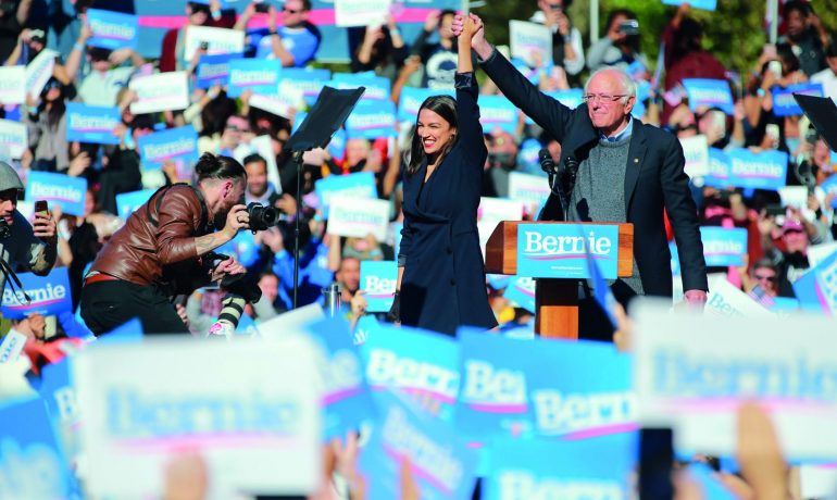 Demokratická kongresmanka Alexandria Ocasio-Cortezová společně s kandidátem na demokratického prezidenta Berniem Sandersem během kampaně v Long Island City, NY v říjnu 2019. (Gordon Donovan, 123rf)