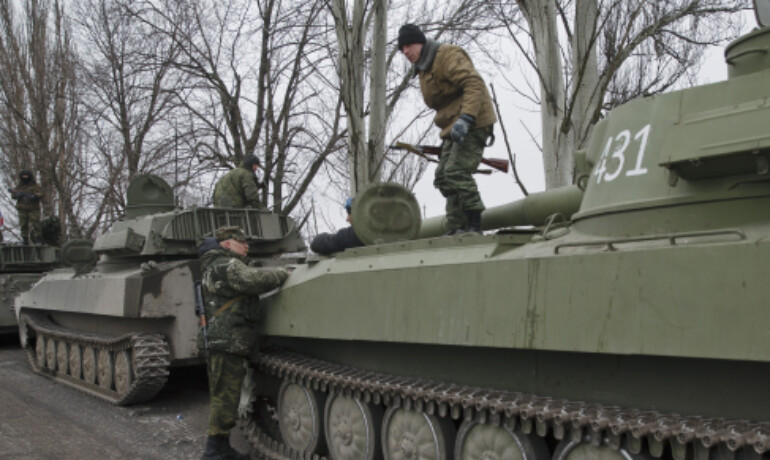 Bojové vozy proruských separatistů v obci Jelenovka nedaleko ukrajinského Doněcka (ČTK/AP/Vadim Ghirda)