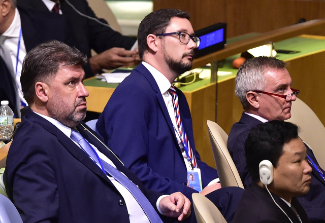 Martin Nejedlý, Jiří Ovčáček a Vratislav Mynář naslouchají vystoupení Miloše Zemana na Valném shromáždění OSN v New Yorku (19. 9. 2017) (ČTK/Vondrouš Roman)