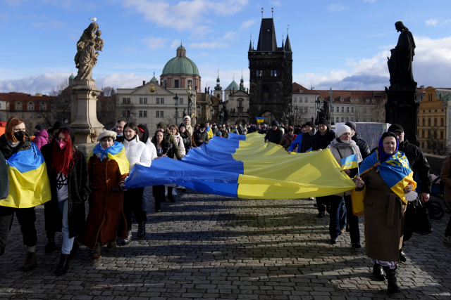 Demonstrace na podporu Ukrajiny v Praze na Karlově mostě (22. 1. 2022) (ČTK/AP/Petr David Josek)