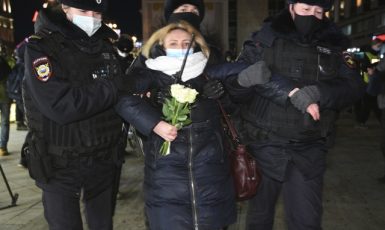 Ruská policie během zásahu v Moskvě proti demonstrantům na podporu Ukrajiny (24. 2. 2022) (ČTK/AP/Dmitry Serebryakov)