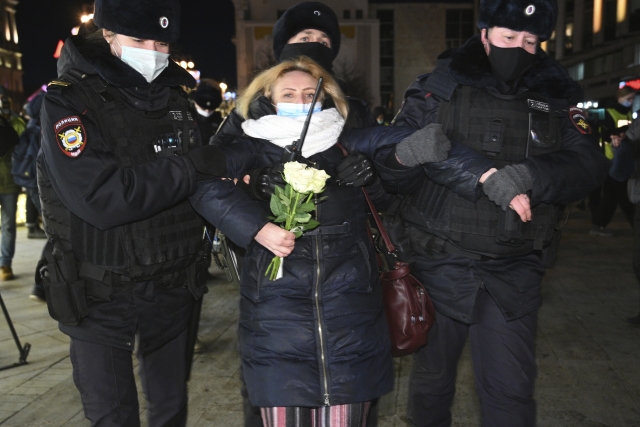 Ruská policie během zásahu v Moskvě proti demonstrantům na podporu Ukrajiny (24. 2. 2022) (ČTK/AP/Dmitry Serebryakov)