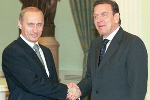 Gerhard Schröder s Vladimirem Putinem (Presidential Press and Information Office / Wikimedia Commons / CC BY 3.0)