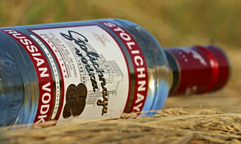 Ruská vodka bude mít na některých místech v USA problémy s prodejem (klimkin, wikimedia, CC0)