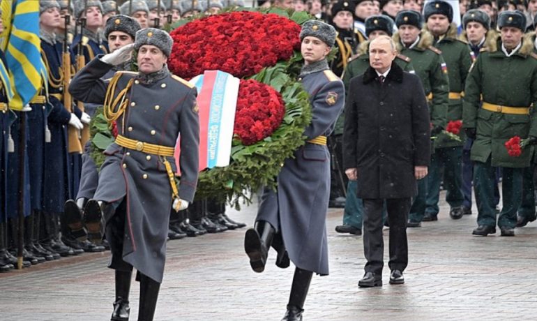 Vladimir Putin klade věnec u Hrobu neznámého vojína.  (commons.wikimedia.org/CC BY 4.0/kremlin.ru)