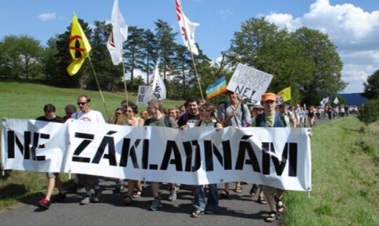Pochod iniciativy Ne základnám v roce 2007 (commons.wikimedia.org/volné dílo/Glivi)