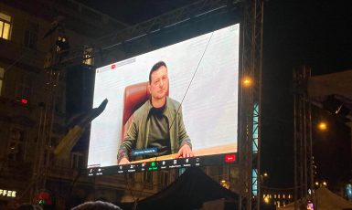 Ukrajinský prezident Volodymyr Zelenskyj hovořil k Václavskému náměstí (FORUM 24)