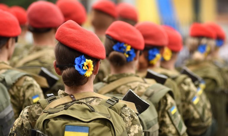 V ukrajinské armádě, statečně vzdorující ruské agresi, bojuje i velké množství žen (AdobeStock)