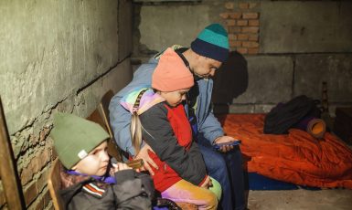 Rodiny na Ukrajině se ukrývají před ruským bombardováním (AdobeStock)