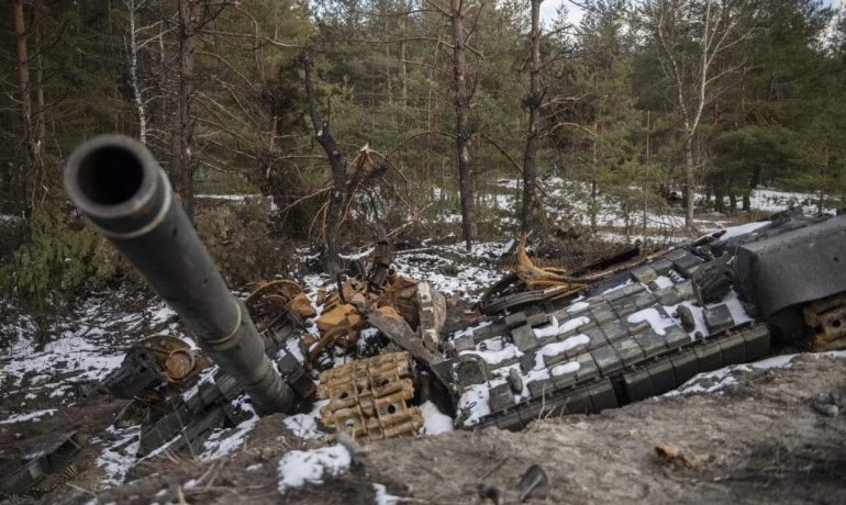 Vrak zničeného ruského tanku na Ukrajině (Profimedia)