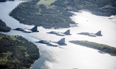 Americké a švédské stíhačky během cvičení nad Baltským mořem v květnu 2020 (ČTK/Antonia Sehlstedt/Us Air)