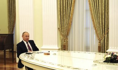 Putin u dlouhého jednacího stolu v Kremlu aneb osamocený ruský tyran (2022) (ČTK/ZUMA/Mikhail Klimentyev/Kremlin Pool)