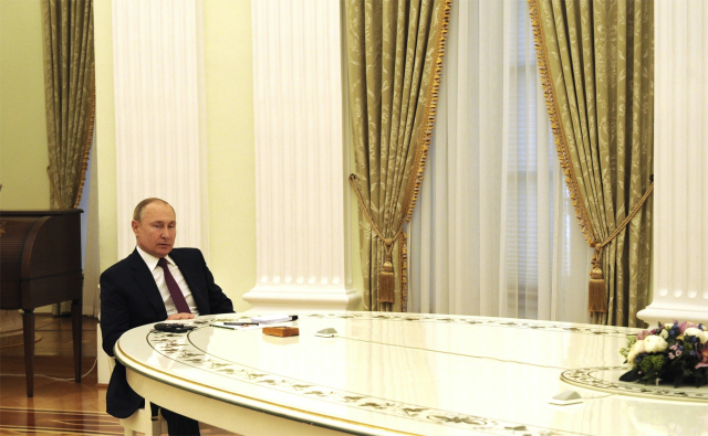 Putin u dlouhého jednacího stolu v Kremlu aneb osamocený ruský tyran (2022) (ČTK/ZUMA/Mikhail Klimentyev/Kremlin Pool)