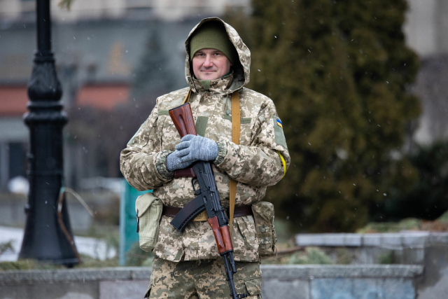 Hrdinství ukrajinských vojáků vzbuzuje úctu Ukrajinců i celého svobodného světa (Kyjev, 3. 3. 2022) (ČTK/ABACA/Lafargue Raphael/ABACA)