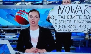 Marina Ovsjannikovová pronikla se svým transparentem do živého vysílání ruské státní televize (Jaroslav Conway / se souhlasem)
