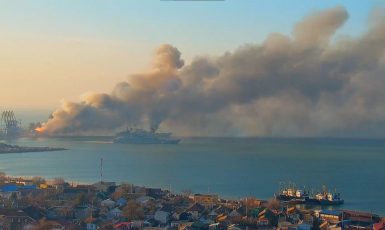Exploze ruského plavidla v ukrajinském přístavu (Nexta / se souhlasem)