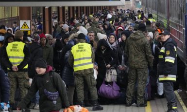 Uprchlíci z Ukrajiny na nádraží v polském Přemyšlu (ČTK/AP/Czarek Sokolowski)