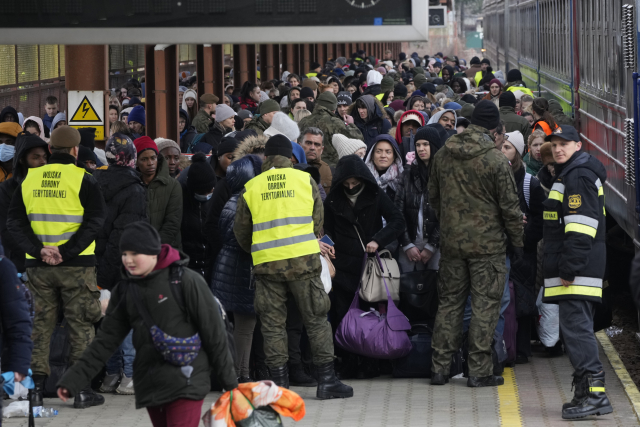 Uprchlíci z Ukrajiny na nádraží v polském Přemyšlu (ČTK/AP/Czarek Sokolowski)