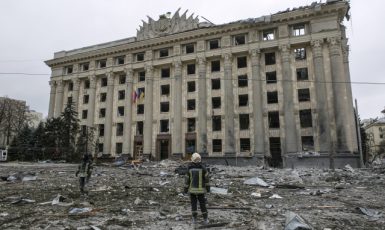 Následky raketového útoku v Charkově v počátcích ruské agrese. (ČTK)