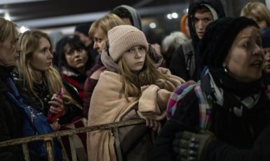 Uprchlíci na železničním nádraží v západoukrajinském Lvově (3. 3. 2022) (ČTK/AP/Bernat Armangue)