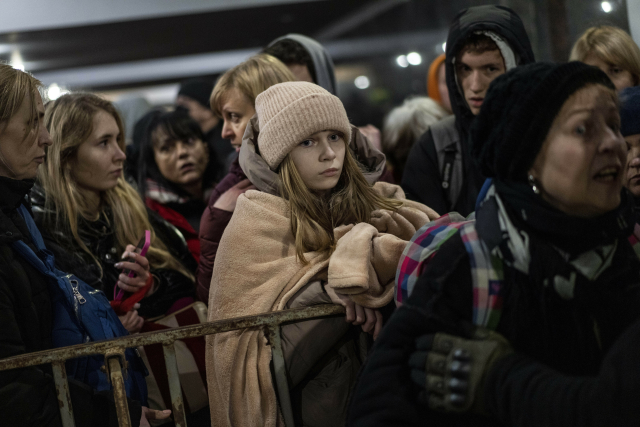 Uprchlíci na železničním nádraží v západoukrajinském Lvově (3. 3. 2022) (ČTK/AP/Bernat Armangue)