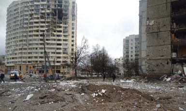 Zničené obytné domy ve městě Černihiv (ČTK/AP/Dmytro Kumaka)