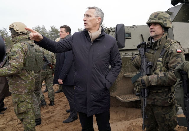 Generální tajemník NATO Jens Stoltenberg s polskými vojáky na základně Adaži v Lotyšsku (8. 3. 2022) (ČTK/AP/Roman Koksarov)