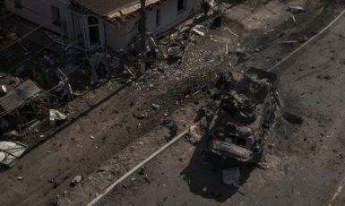 Zničený ruský tank nedaleko Kyjeva (ČTK/AP/Felipe Dana)