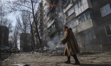 Následky ruského ostřelování ukrajinského Mariupolu (ilustrační foto) (ČTK/AP/Evgeniy Maloletka)