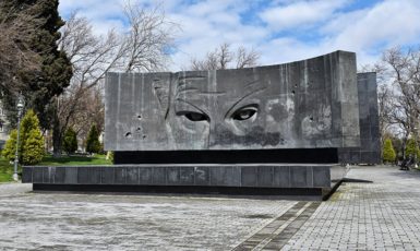 Pomník Richarda Sorgeho v jeho rodném Baku (Kontexty / se svolením)