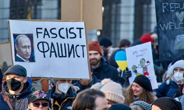 Protest proti ruské invazi na Ukrajině v Helsinkách 26. února 2022. (commons.wikimedia.org/CC BY 2.0)
