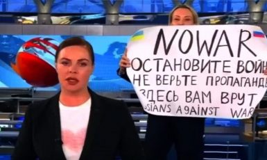 Marina Ovsjannikovová vystoupila během živého vysílání s protiválečným transparentem. (ru.wikipedia.org/Добросовестное использование)