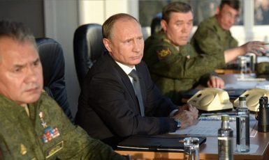 Vladimir Putin na vojenském cvičení v roce 2015. (Kremlin.ru/commons.wikimedia.org/CC BY-SA 4.0/)