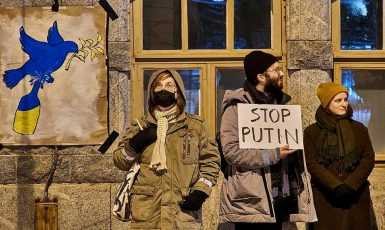Protest proti válce Ruska na Ukrajině v Helsinkách 28. února 2022 (Wikimedia Commons / CC BY 2.0)