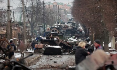 Zničená ruská vojenská technika v Nádražní ulici ve městě Buča u Kyjeva (Mvs.gov.ua, CC BY 4.0 (https://commons.wikimedia.org/w/index.php?curid=115859487))