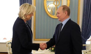 Marine Le Penová na setkání s Vladimirem Putinem v roce 2017.  (Wikimedia Commons)