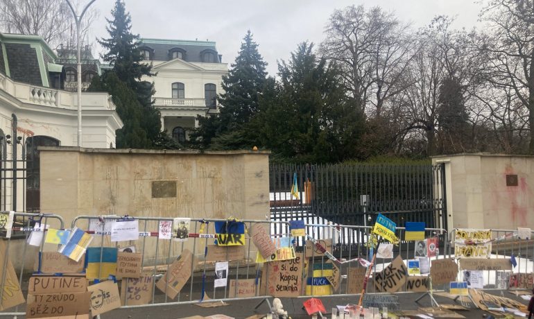 Ruská ambasáda po vypuknutí války na Ukrajině. (Ruská ambasáda)