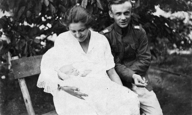 František Moravec s manželkou Vlastou a dcerou Hanou v roce 1921 (Archiv rodiny Františka Moravce / se souhlasem)