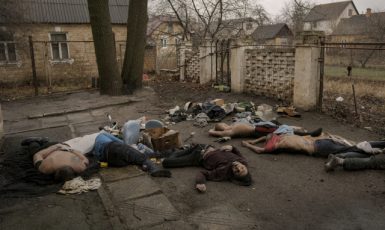 Těla zavražděných civilistů v Buči (ČTK/AP/Vadim Ghirda)