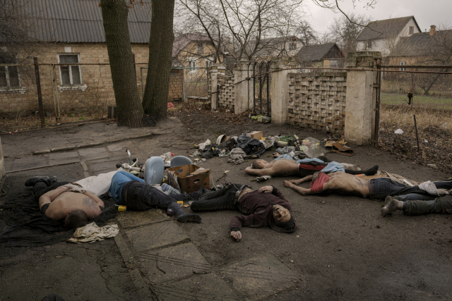 Těla zavražděných civilistů v Buči (ČTK/AP/Vadim Ghirda)