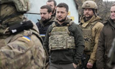 Ukrajinský prezident Volodymyr Zelenskyj ve městě Buča (ČTK / AP)