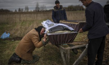 Nadiya (70) u hrobu svého syna (†48), který zahynul v Buči (ČTK/AP/Rodrigo Abd)