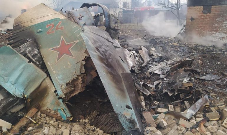 Ruský letoun Su-34 sestřelený nad ukrajinským Černihivem (5. 3. 2022) (DSNS / wikimedia (CC BY 4.0))