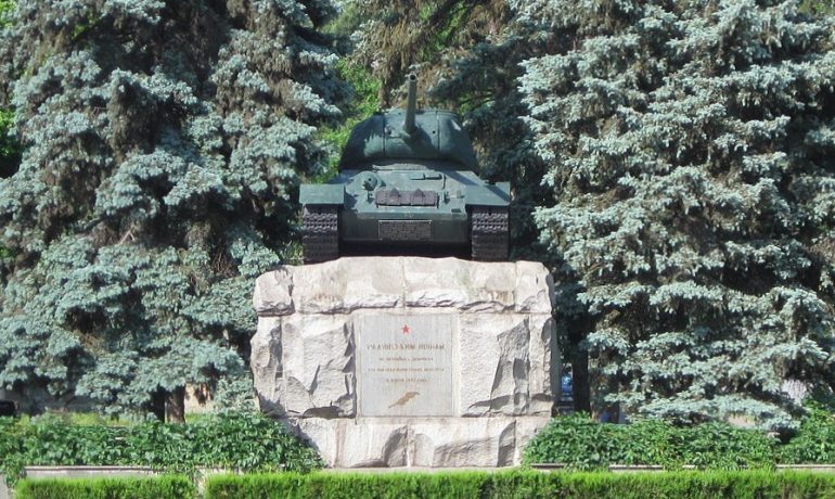 Podle gubernátora budou Rusové za chvíli tvrdit, že je ve městě tanková jednotka. Jsou to ale památníky druhé světové války (WarHeart / Wikimedia Commons / Public Domain)