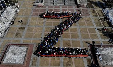 Chabarovsk 11. března 2022. Členové Mladé gardy Jednotného Ruska a místní obyvatelé se řadí do formace se symbolem "Z" (City of Khabarovsk / Wikimedia Commons /CC BY-SA 4.0)