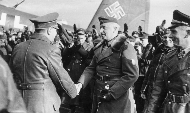 Za přísných bezpečnostních opatření navštívil Hitler 10. března 1943 velitelství Skupiny armád Jih v Záporoží. Na polním letišti jej vítá polní maršál Erich von Manstein, vpravo přihlížejí Hans Baur a polní maršál Wolfram von Richthofen (Wikimedia Commons / CC BY-SA 3.0 de)