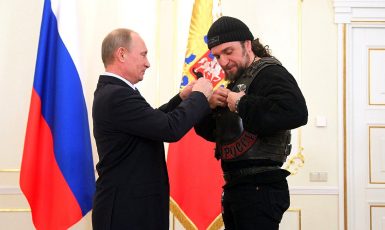 Šéf gangu Noční vlci Alexandr Zaldostanov přebírá vyznamenání z rukou ruského diktátora Putina. (Kremlin.ru, wikimedia, CC BY 4.0)