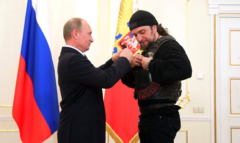 Šéf gangu Noční vlci Alexandr Zaldostanov přebírá vyznamenání z rukou ruského diktátora Putina (Kremlin.ru / Wikimedia Commons / CC BY 4.0)